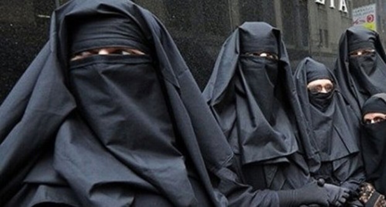 Women wearing niqabs. Photo: https://ru.apa.az/strani-snq/muftiyat-dagestana-ne-nasel-dostatocnyx-osnovanii-dlya-vseobshhego-zapreta-nikaba-578301