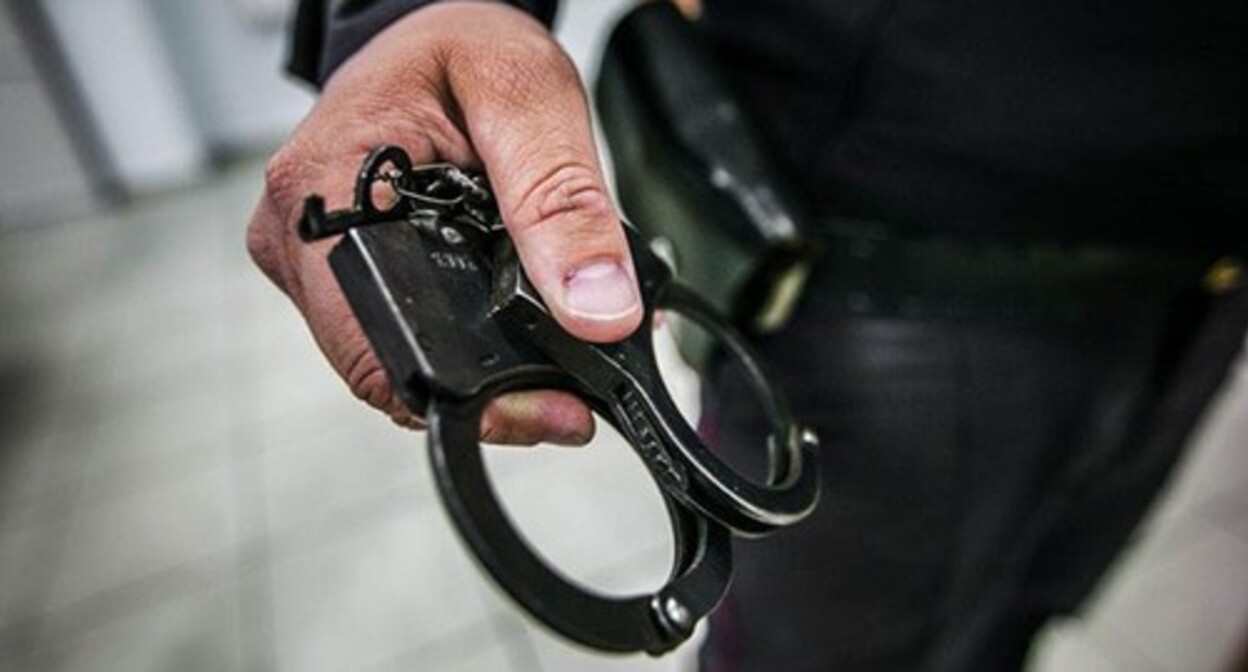 Handcuffs. Photo: Denis Yakovlev / Yugopolis