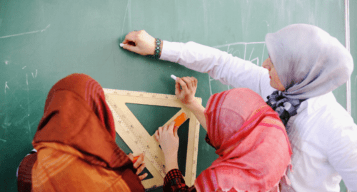 Schoolgirls and a teacher. Screenshot of a photo posted on the website "Islam.ru" on October 5, 2022 https://islam.ru/content/veroeshenie/43569