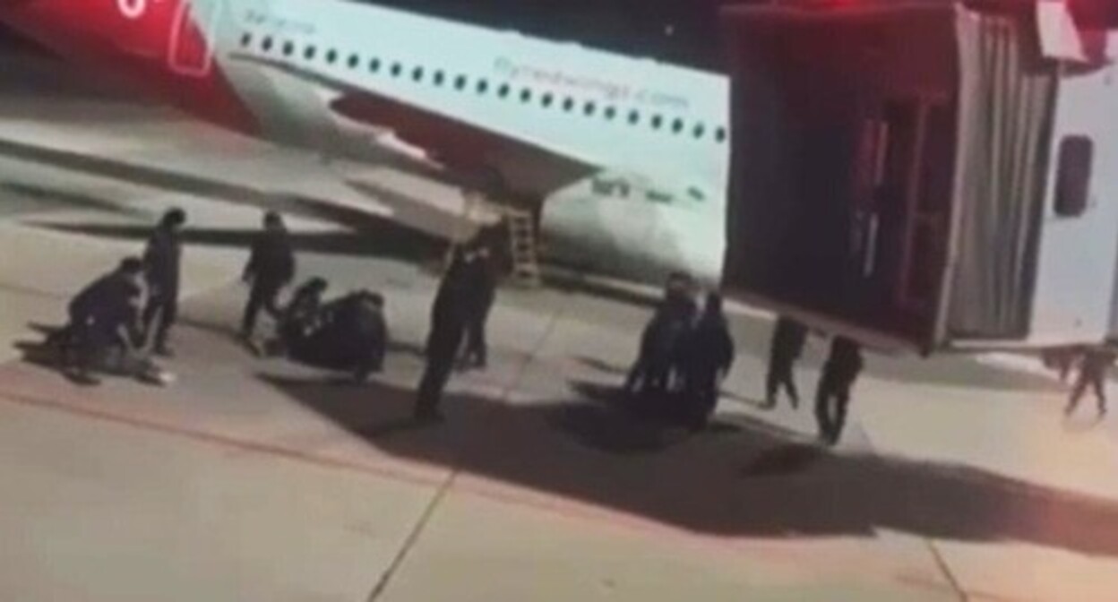 Detentions during the unrests at the Makhachkala Airport. October 2023. Screenshot of a video by RBC https://www.rbc.ru/politics/29/10/2023/653ec6df9a7947adeee2306b