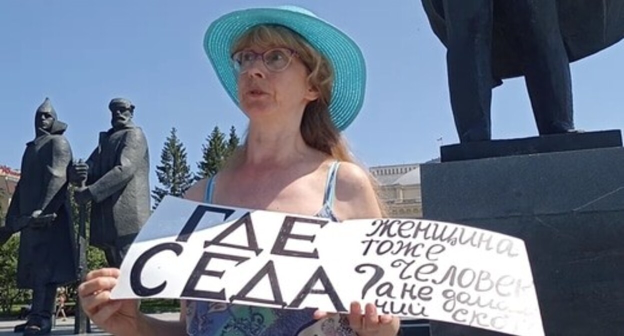Elena Tardasova-Yun at a picket. Novosibirsk, June 29, 2024. Screenshot of a video by Elena Tardasova-Yun https://www.youtube.com/watch?v=kLa1pXtPNlg 