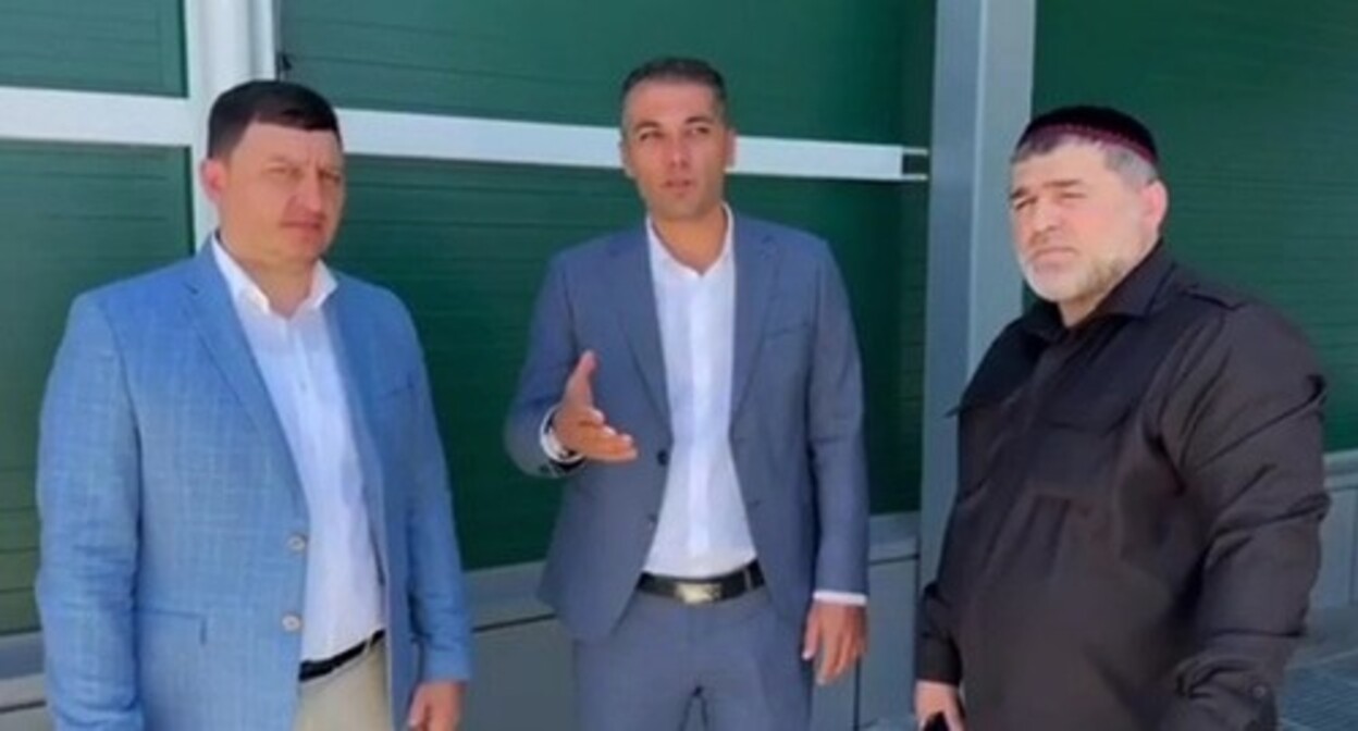 Murad Magomedov (in a centre), a journalist from Dagestan, voiced a public apology to residents of Ingushetia. Screenshot of a video posted on "The Magas Times" Telegram channel on July 18, 2024