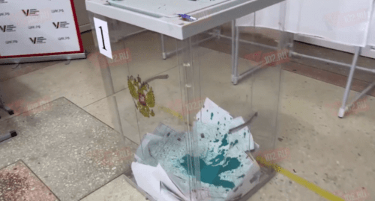 A ballot box in Volzhsky city with ballot papers covered in brilliant green. Screenshot of a video by "Vysota 102" posted on March 5, 2024 https://t.me/infoV102ru/23782