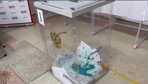 A ballot box in Volzhsky city with ballot papers covered in brilliant green. Screenshot of a video by "Vysota 102" posted on March 5, 2024 https://t.me/infoV102ru/23782