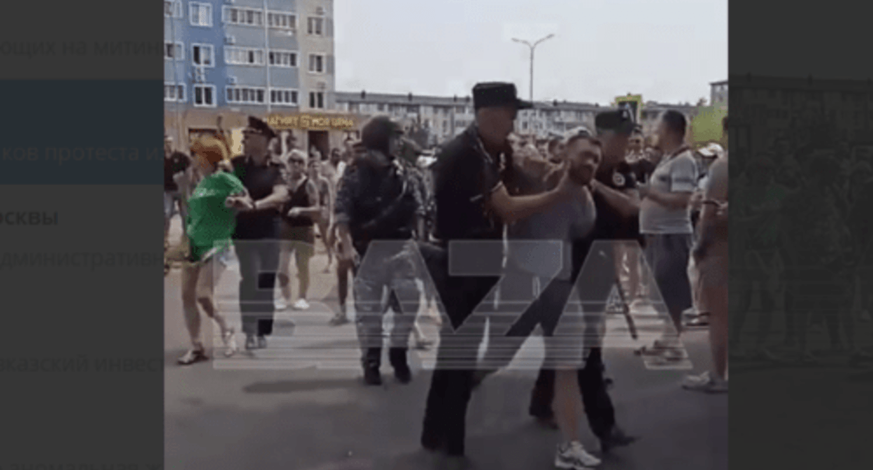 Law enforcers have detained at least two protesters in Krasnodar. Screenshot of a video posted on the Baza Telegram channel on July 20, 2024 https://t.me/bazabazon/29596