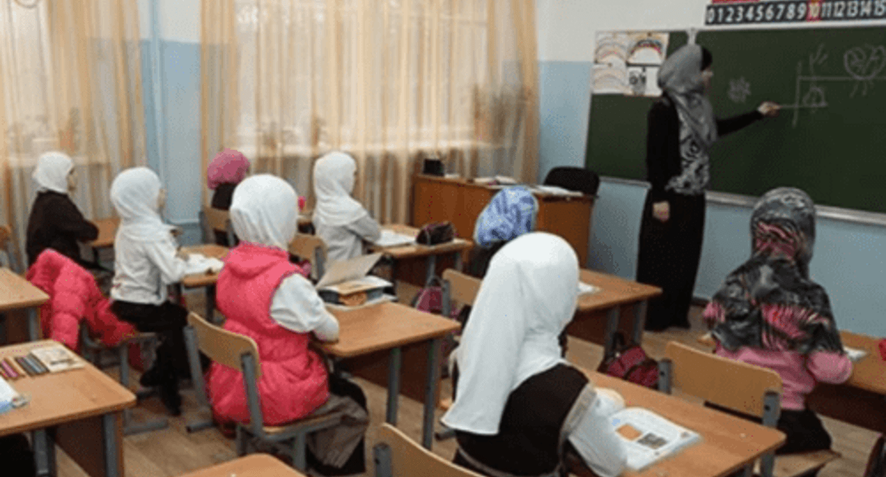 Girls wearing hijabs at school. Photo by the "Chernovik" (Rough Draft) https://chernovik.net/sites/default/files/styles/wide_1200_/public/2012/12/img_8613.jpg.webp?itok=IbDNb0MS