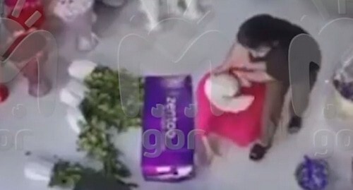 Screenshot of a video of the beating of a woman by her husband in a shop in the locality of Oiskhara. August 1, 2024, the “Mash Gor” Telegram channel Screenshot of a video of the beating of a woman by her husband in a shop in the locality of Oiskhara. August 1, 2024, the “Mash Gor” Telegram channel