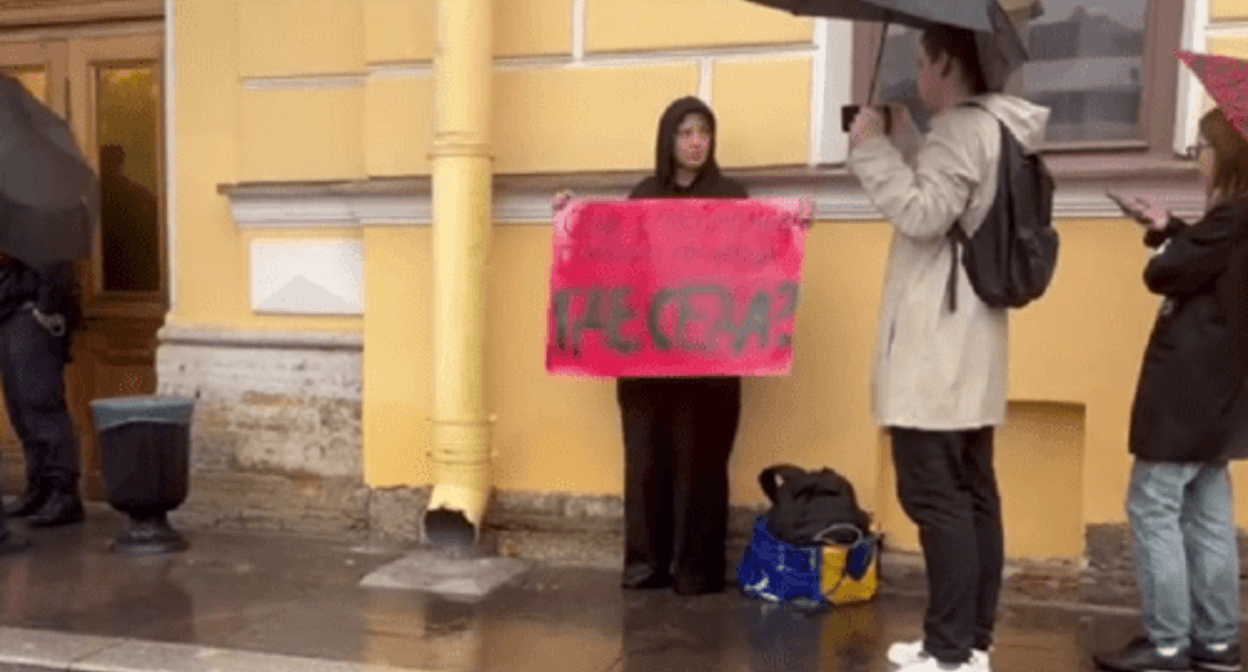 Lena Patyaeva at a picket in Saint Petersburg. Screenshot of a video posted by 47News on August 23, 2024 https://47news.ru/articles/256198/