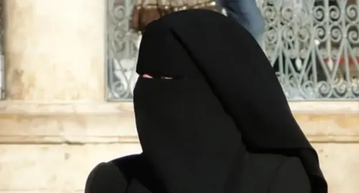 A woman wearing niqab. Photo: Bernard Gagnon. https://ru.wikipedia.org