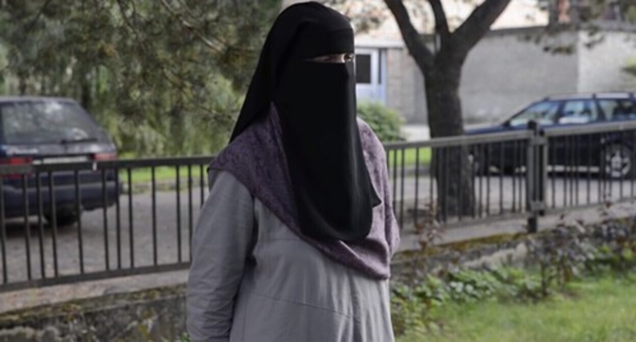 A girl wearing niqab. Screenshot of a video https://www.youtube.com/watch?v=UvfEBnWiXds