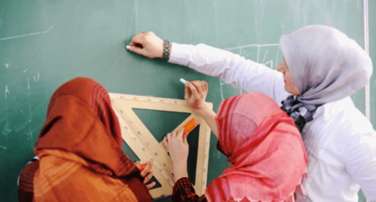 Female students and a teacher. Photo: Islam.ru October 5, 2022, https://islam.ru/content/veroeshenie/43569