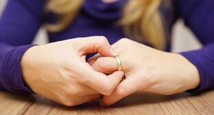 A woman with a wedding ring. Photo: Yelena Sineok, Yuga.ru