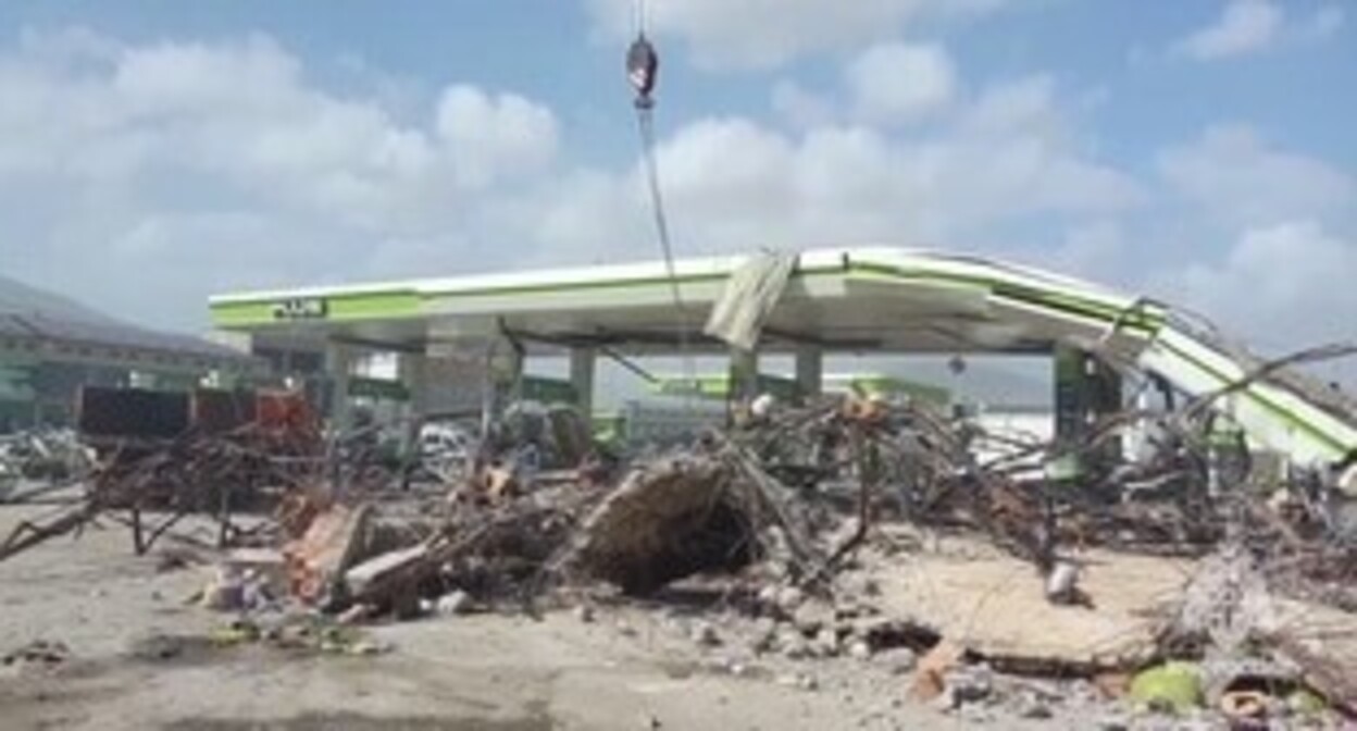 Clearing rubble at the scene of an explosion at a petrol station in Dagestan. Screenshot of a video by the Russian Ministry of Emergency Situations https://t.me/mchs_official/22772