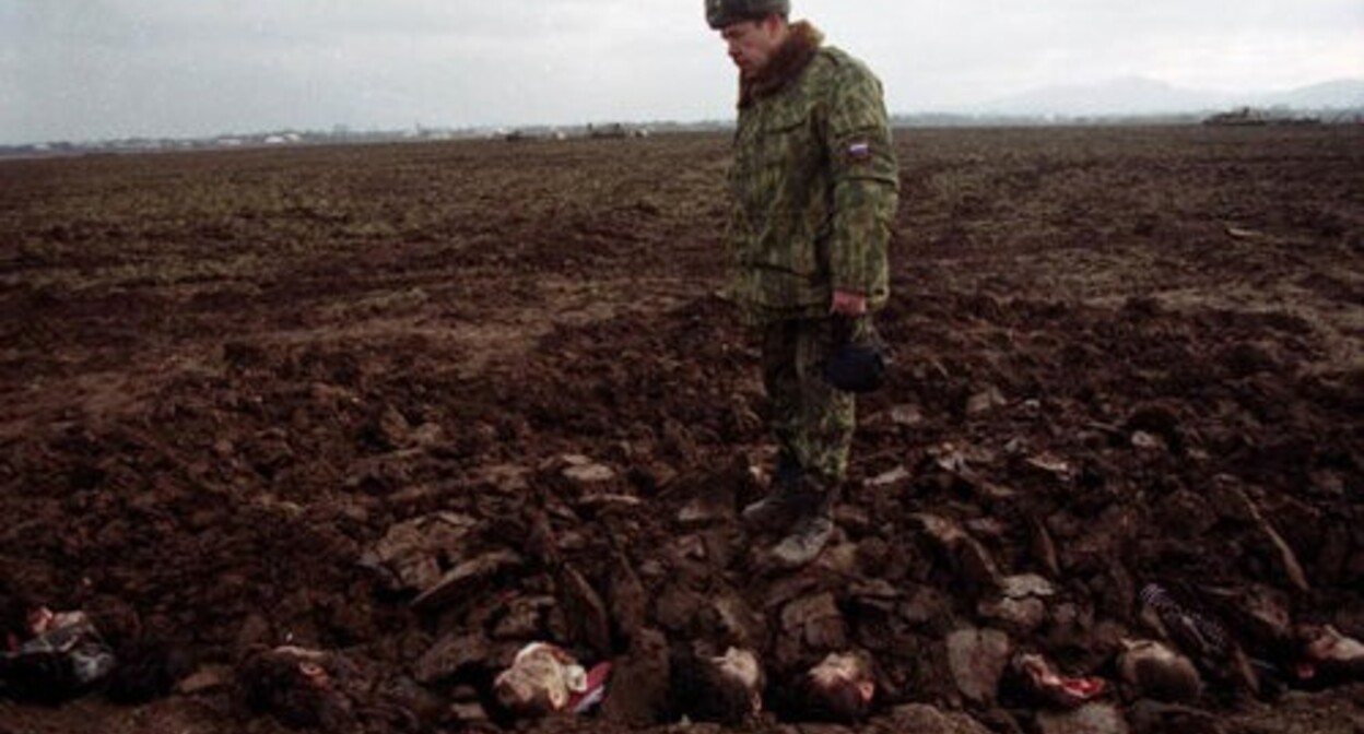 Mass grave of the Chechens near the village of Komsomolskoye. 2000. Photo: Natalia Medvedeva https://ru.wikipedia.org/
