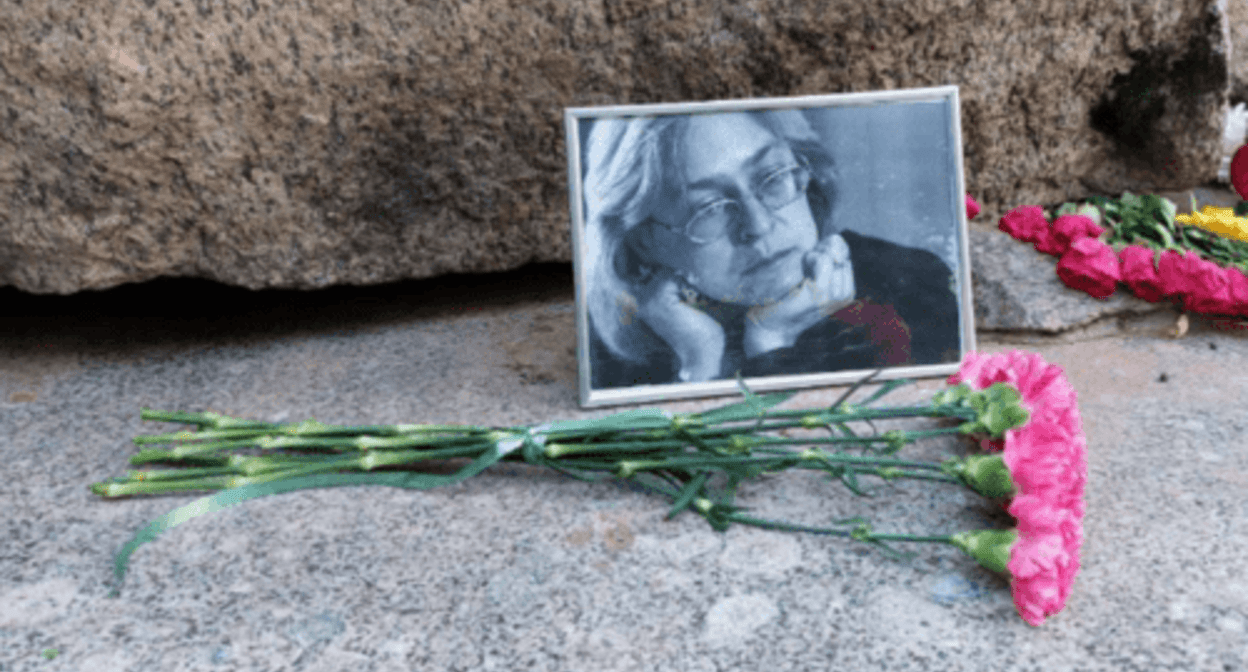 Anna Politkovskaya's portrait and flowers laid at the Solovetsky Stone. Screenshot of the photo posted on the Telegram channel of Boris Vishnevsky* (included into the register of foreign agents) on October 7, 2024 https://t.me/visboris/12045