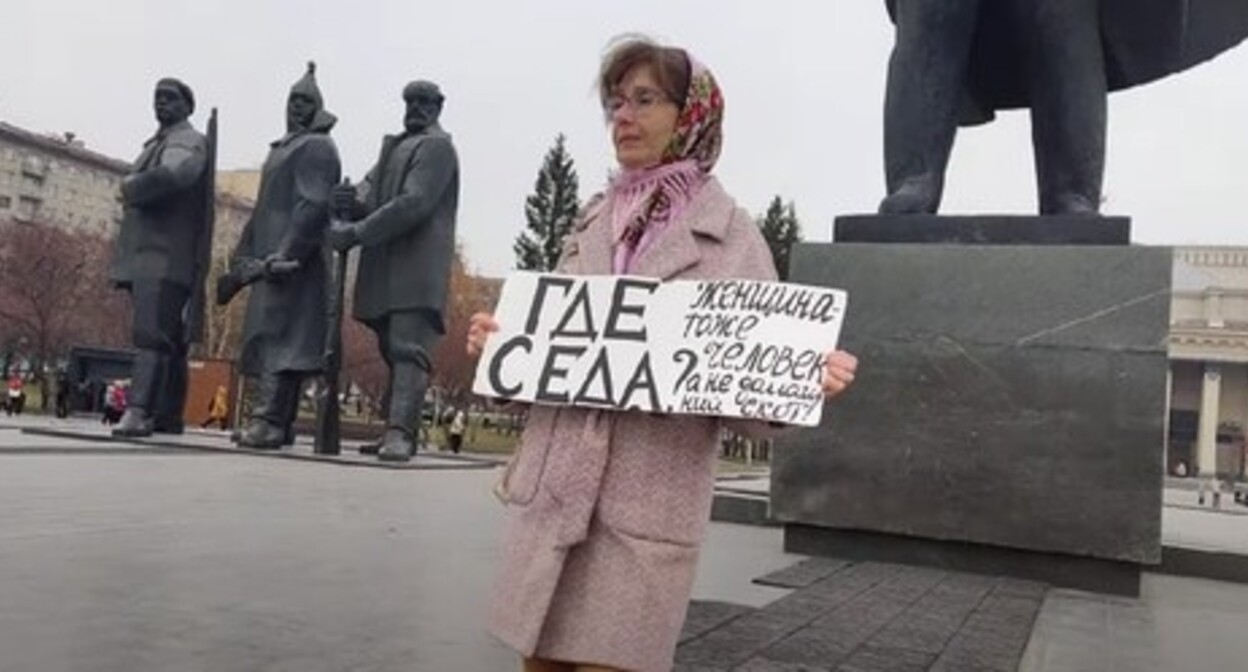 Elena Tardasova-Yun at a solo picket. Novosibirsk, October 19, 2024. Screenshot of a video posted on the YouTube channel KrasNews LIVE https://www.youtube.com/watch?v=yfmJgw2pf6k