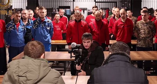 Ramzan Kadyrov (left) at a meeting with Ukrainian POWs. December 4, 2024. Screenshot of a video https://t.me/RKadyrov_95/5276