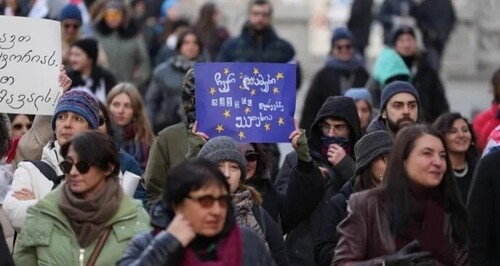 Participants of the protest march in Tbilisi. Photo: Interpressnews https://www.interpressnews.ge/ru/article/165277-predstaviteli-khudozhestvennoi-sfery-restavratory-i-iskusstvovedy-provodiat-shestvie-ot-ploshchadi-mardzhanishvili-k-parlamentu