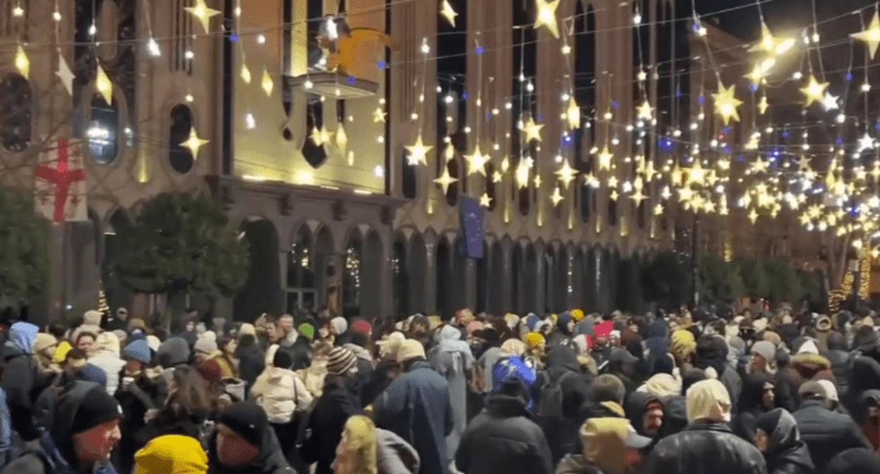 Situation in front of the Georgian parliament building. Screenshot of a video posted by JamNews on December 18, 2024, https://t.me/jamnewsru/21194