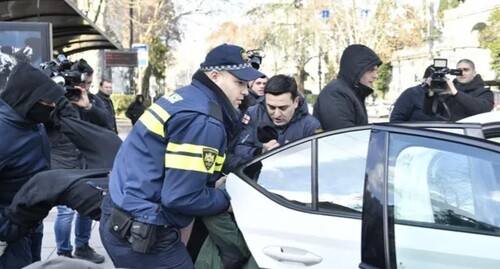 Law enforcers detain protesters in Tbilisi, December 2024. Photo: Interpressnews https://www.interpressnews.ge/ru/article/165626-po-informatsii-mvd-na-aktsii-protesta-pered-zdaniem-parlamenta-zaderzhano-6-chelovek