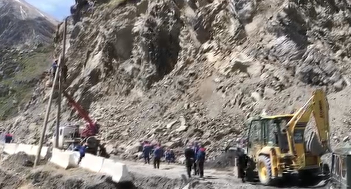 Work to restore power supply in the Akhtynski District: video frame from the Ministry of Energy of Dagestan: t.me/minenergo_rd/3200
Work to restore power supply in the Akhtynski District: video frame from the Ministry of Energy of Dagestan: t.me/minenergo_rd/3200