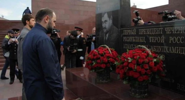 Laying flowers at the monument to Akhmat Kadyrov. 2021. A frame from the video by https://www.youtube.com/watch?v=YtVL7keYltw&feature=emb_logo
Laying flowers at the monument to Akhmat Kadyrov. 2021. A frame from the video by https://www.youtube.com/watch?v=YtVL7keYltw&feature=emb_logo