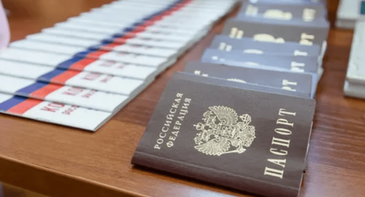 Russian passports. A screenshot photo by https://rkomi.ru/news/3024. Russian passports. A screenshot photo by https://rkomi.ru/news/3024.