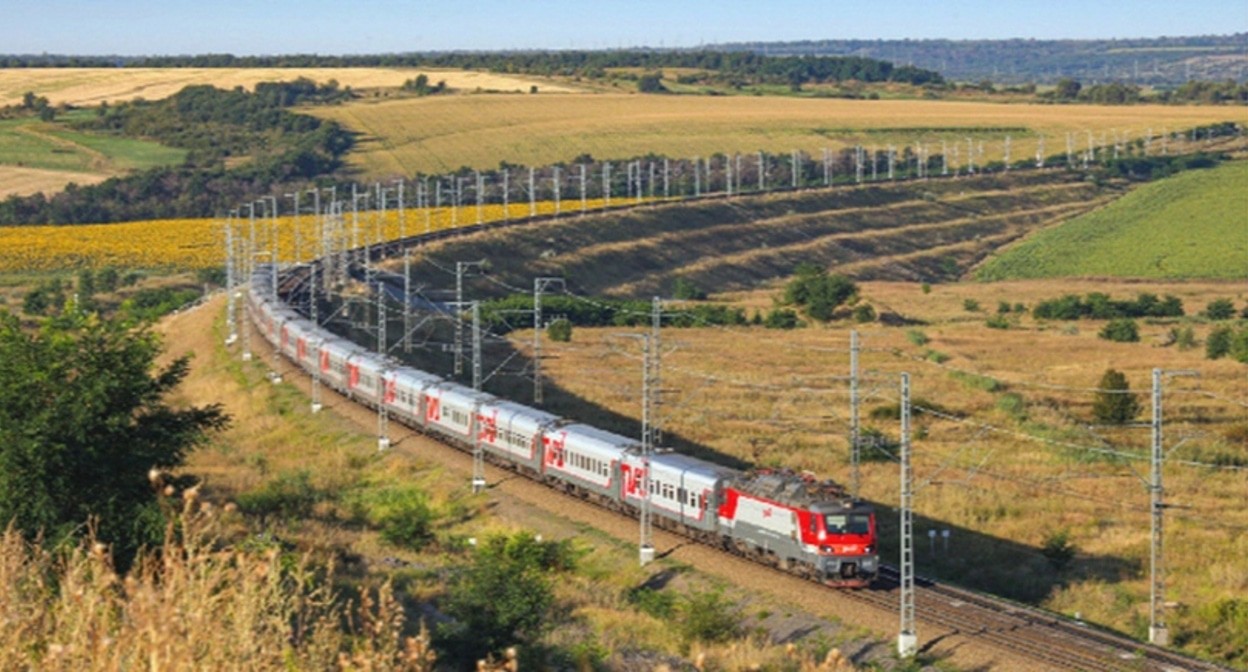Passenger train. Photo: press service of the North Caucasus Railway https://skzd.rzd.ru/ru/5768 Passenger train. Photo: press service of the North Caucasus Railway https://skzd.rzd.ru/ru/5768