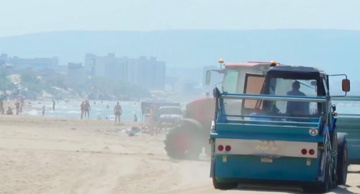 Vacationers and special equipment on the beach of Anapa. Still from the video of the Kuban operational headquarters https://t.me/opershtab23/13753?single Vacationers and special equipment on the beach of Anapa. Still from the video of the Kuban operational headquarters https://t.me/opershtab23/13753?single