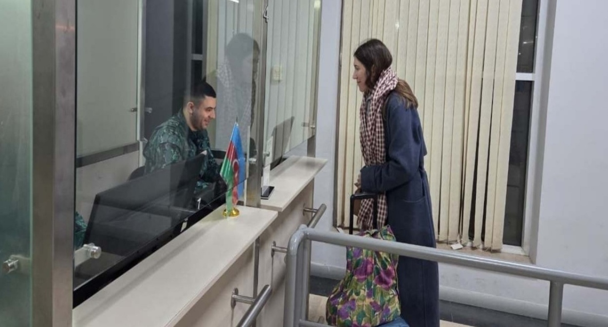 A woman at the border crossing from Iran to Azerbaijan. Photo: APA https://ru.apa.az/vneshnyaya-politika/iz-irana-cerez-azerbaidzanskuyu-granicu-do-six-por-evakuirovany-1873-cheloveka-obnovleno-1-639771 A woman at the border crossing from Iran to Azerbaijan. Photo: APA https://ru.apa.az/vneshnyaya-politika/iz-irana-cerez-azerbaidzanskuyu-granicu-do-six-por-evakuirovany-1873-cheloveka-obnovleno-1-639771