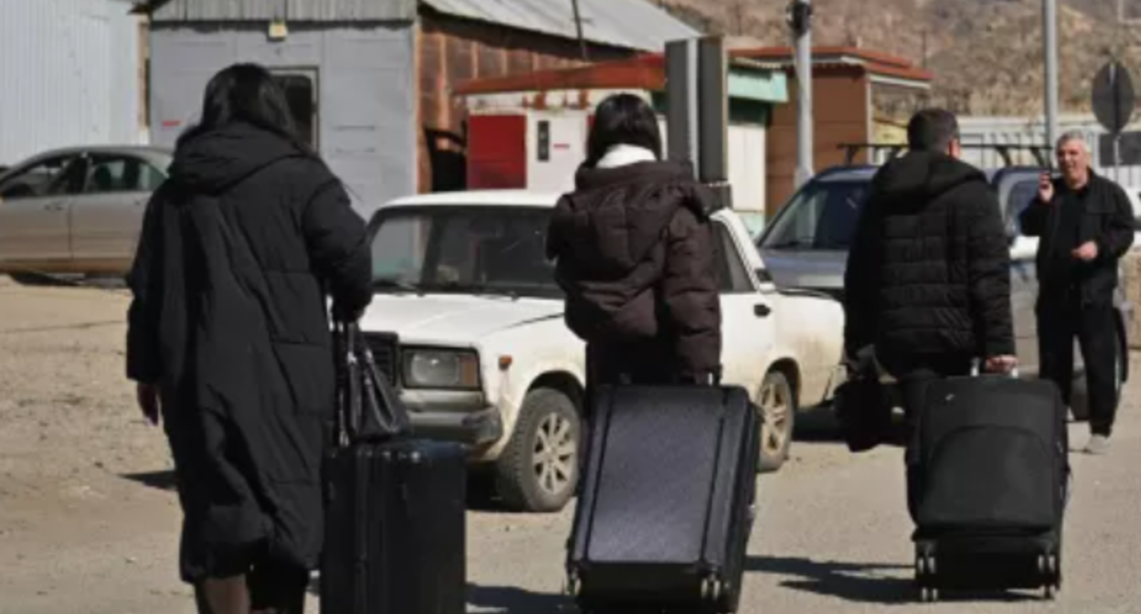 Border crossing. Photo screenshot: https://caliber.az/post/grazhdane-46-gosudarstv-evakuirovany-iz-irana-cherez-armeniyu Border crossing. Photo screenshot: https://caliber.az/post/grazhdane-46-gosudarstv-evakuirovany-iz-irana-cherez-armeniyu