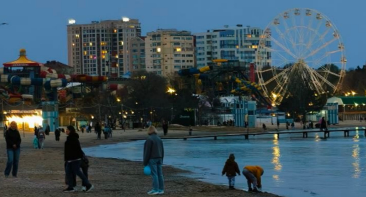 Central beach in Anapa. Screenshot from the "Makovozovy" Telegram channel, April 2, 2026, https://t.me/makovozovy/57057 Central beach in Anapa. Screenshot from the "Makovozovy" Telegram channel, April 2, 2026, https://t.me/makovozovy/57057