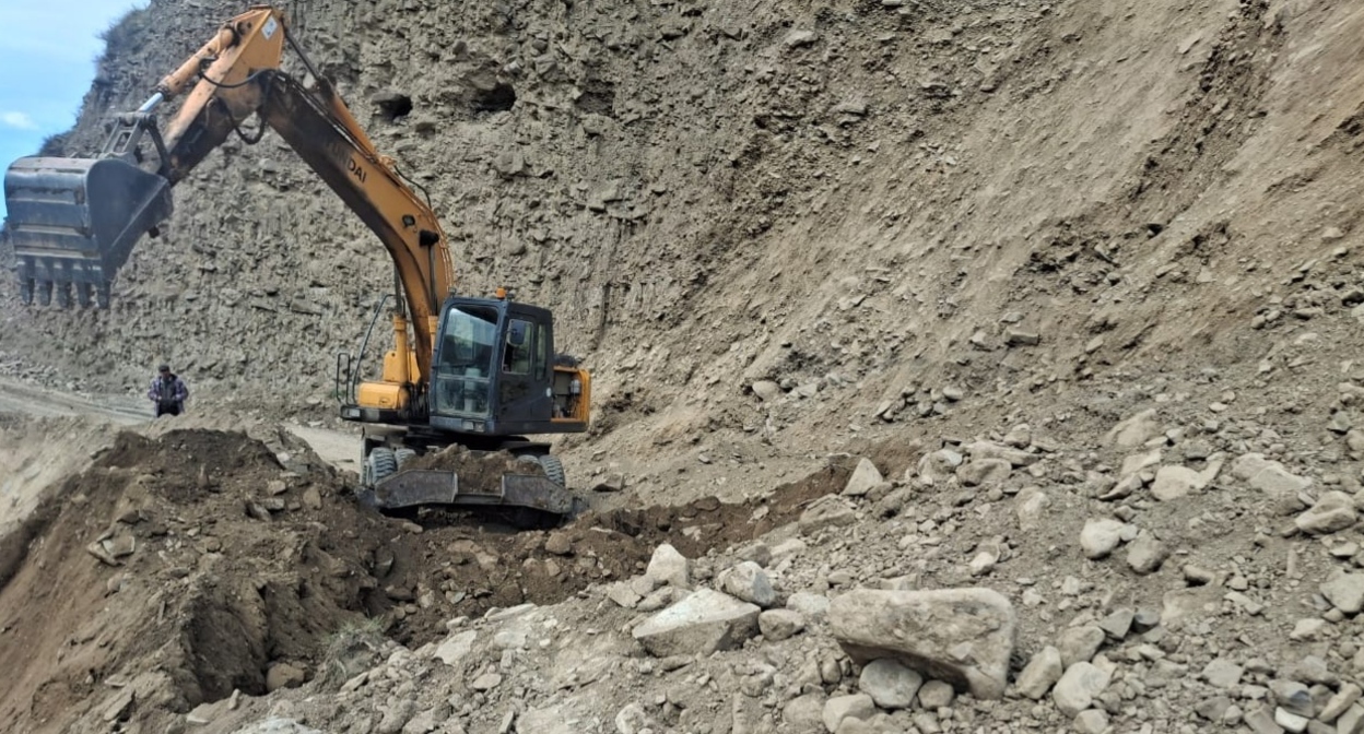 An excavator on a mountain road in Dagestan. Photo: Dagestanavtodor https://dagavtodor.ru/news/889 An excavator on a mountain road in Dagestan. Photo: Dagestanavtodor https://dagavtodor.ru/news/889