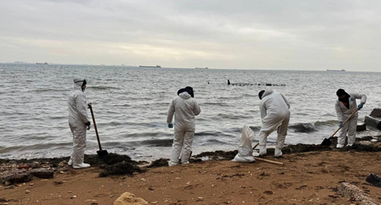 Cleaning the beach of fuel oil. Photo: Russian Ministry of Emergency Situations Cleaning the beach of fuel oil. Photo: Russian Ministry of Emergency Situations