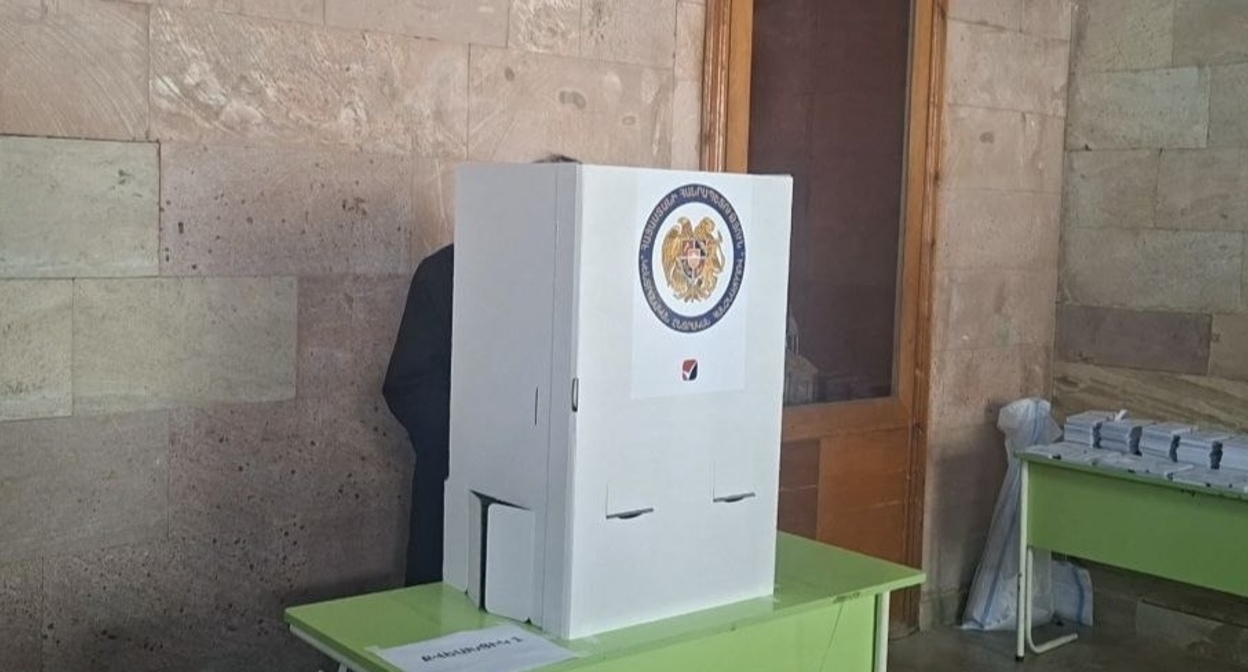 A voter at polling station No. 31/06. Gyumri, June 7, 2026. Photo by Roman Kuzhev for the "Caucasian Knot." A voter at polling station No. 31/06. Gyumri, June 7, 2026. Photo by Roman Kuzhev for the "Caucasian Knot."