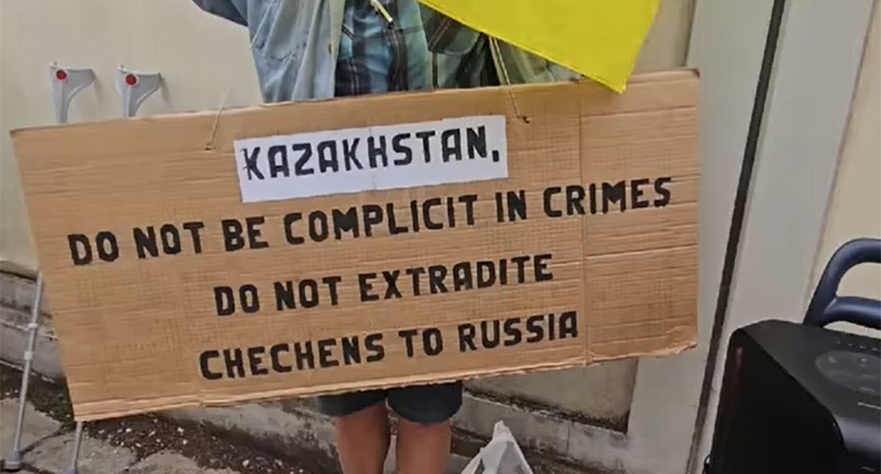 A protester in Vienna holds a banner calling on the Kazakh authorities. Screenshot from https://www.instagram.com/p/DZkW4qPJGVo/ (Meta (owner of Facebook, Instagram, and WhatsApp) is banned in Russia). A protester in Vienna holds a banner calling on the Kazakh authorities. Screenshot from https://www.instagram.com/p/DZkW4qPJGVo/ (Meta (owner of Facebook, Instagram, and WhatsApp) is banned in Russia).