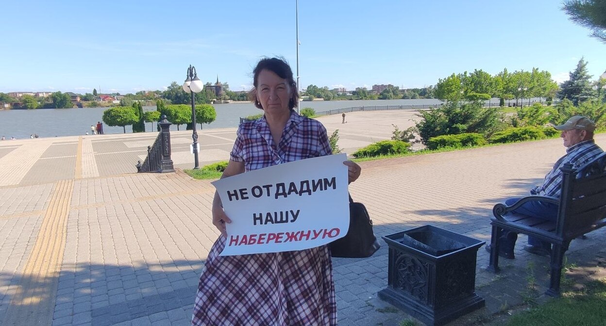 A Krasnodar resident is holding a picket against the construction of a church on Rozhdestvenskaya Embankment. Screenshot: https://t.me/KrasnodarUMR/26326 A Krasnodar resident is holding a picket against the construction of a church on Rozhdestvenskaya Embankment. Screenshot: https://t.me/KrasnodarUMR/26326