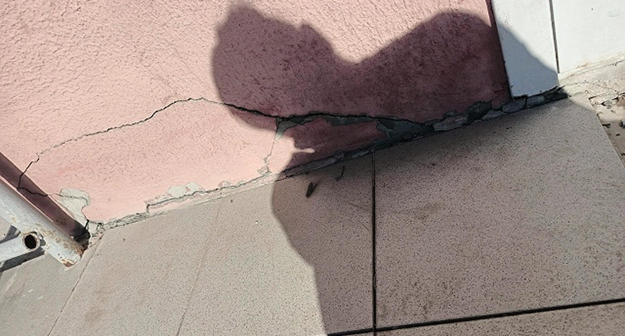 A crack in the wall of a house. Screenshot of the image on the page https://vk.com/wall-62316332_12837 A crack in the wall of a house. Screenshot of the image on the page https://vk.com/wall-62316332_12837