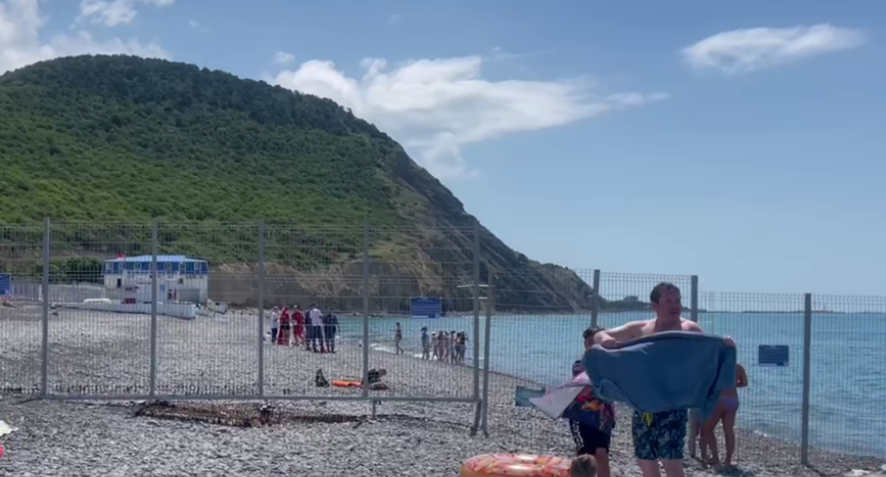 Behind the fence is a children's camp beach. Still from a video from the Telegram channel "Ecurist" from June 12, 2026, https://t.me/ecojurist/1611 Behind the fence is a children's camp beach. Still from a video from the Telegram channel "Ecurist" from June 12, 2026, https://t.me/ecojurist/1611