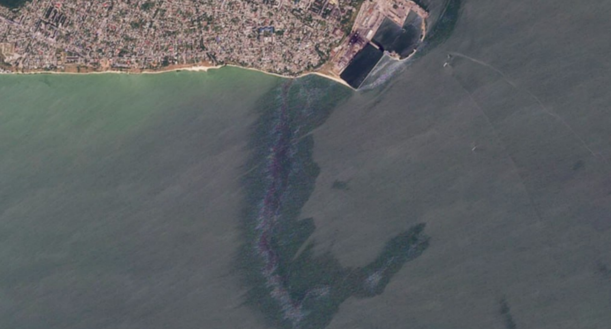 The oil slick near Taganrog. Screenshot from Sky Eye photo dated 11.07.26, https://t.me/greensatru/220. The oil slick near Taganrog. Screenshot from Sky Eye photo dated 11.07.26, https://t.me/greensatru/220.