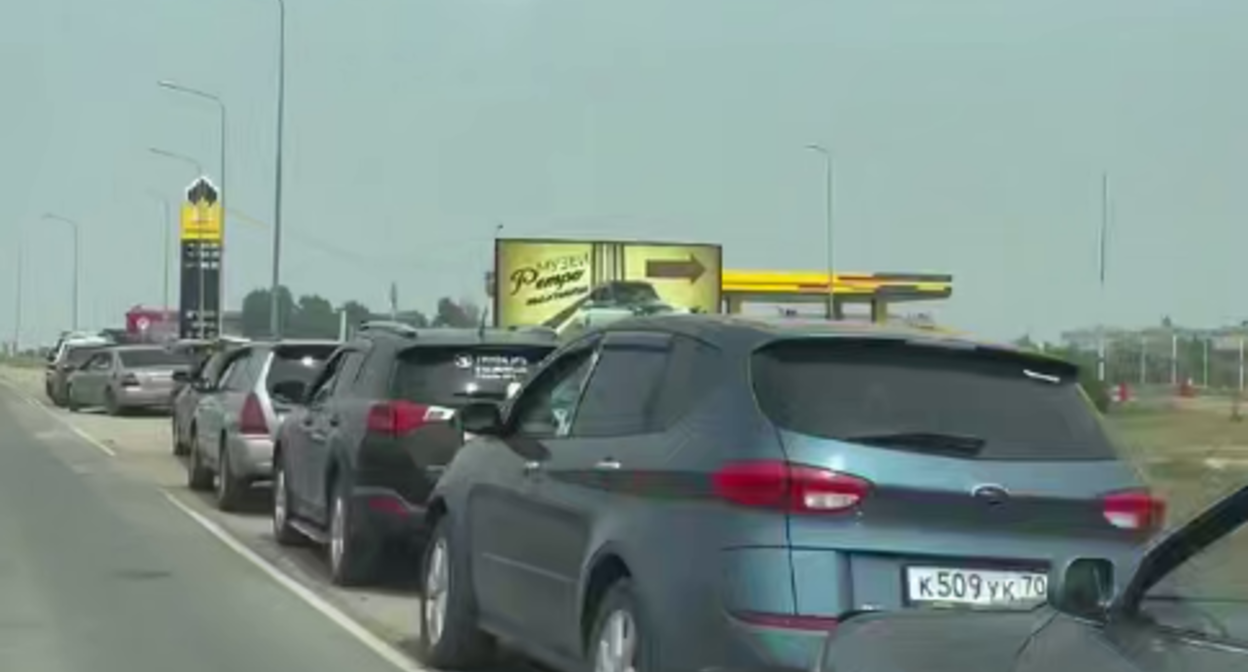 Queue at the gas station. Frame from the video Krasnodar/Teletype from 22.07.26, https://t.me/tipichkras/81260 Queue at the gas station. Frame from the video Krasnodar/Teletype from 22.07.26, https://t.me/tipichkras/81260