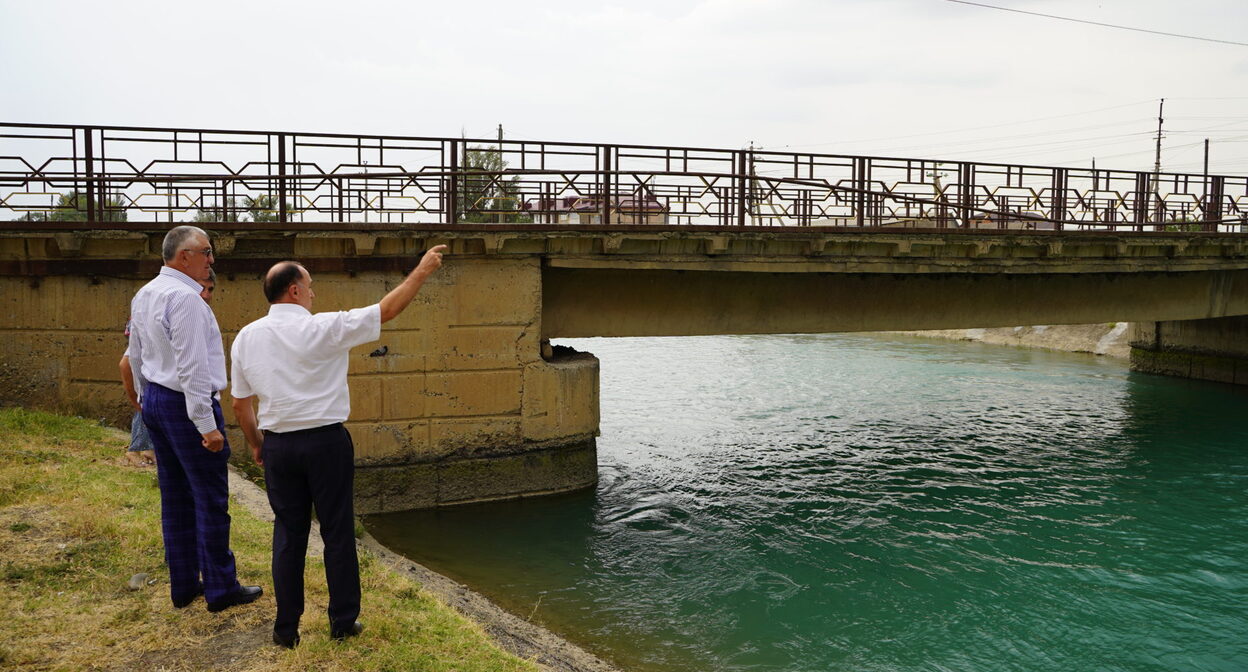 Frame of the emergency bridge in the village of Bavtugai, Kizilyurt district. Photo: Administration of Kizilyurt / https://mo-kizilurt.ru/organy-mestnogo-samoupravleniya/ofitsialnye-vizity-i-rabochie-poezdki-glavy-goroda/bavtugajskij-most-pod-pristalnym-vnimaniem-administracii/ Frame of the emergency bridge in the village of Bavtugai, Kizilyurt district. Photo: Administration of Kizilyurt / https://mo-kizilurt.ru/organy-mestnogo-samoupravleniya/ofitsialnye-vizity-i-rabochie-poezdki-glavy-goroda/bavtugajskij-most-pod-pristalnym-vnimaniem-administracii/