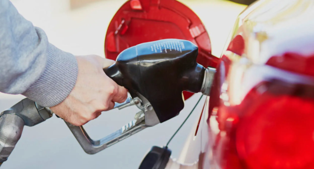 Filling up a car. Screenshot from photo https://www.torquedetail.com/blogs/car-detailing/the-top-6-paint-enemies-to-eliminate-fast?utm_medium=organic&utm_source=yandexsmartcamera. Filling up a car. Screenshot from photo https://www.torquedetail.com/blogs/car-detailing/the-top-6-paint-enemies-to-eliminate-fast?utm_medium=organic&utm_source=yandexsmartcamera.