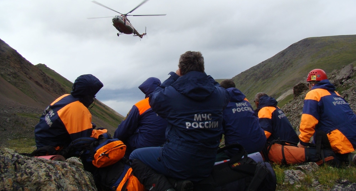 Rescuers and a helicopter in the mountains. Photo: Main Department of the Ministry of Emergency Situations in Kabardino-Balkaria Rescuers and a helicopter in the mountains. Photo: Main Department of the Ministry of Emergency Situations in Kabardino-Balkaria