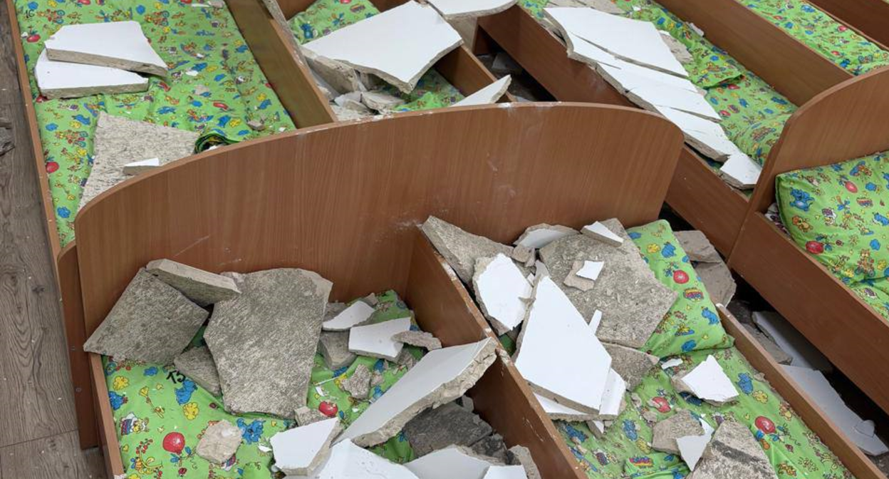 A frame of the plaster collapse on the children's beds in the kindergarten in the village of Gunib. Photo: Just Facts / Telegram channel A frame of the plaster collapse on the children's beds in the kindergarten in the village of Gunib. Photo: Just Facts / Telegram channel