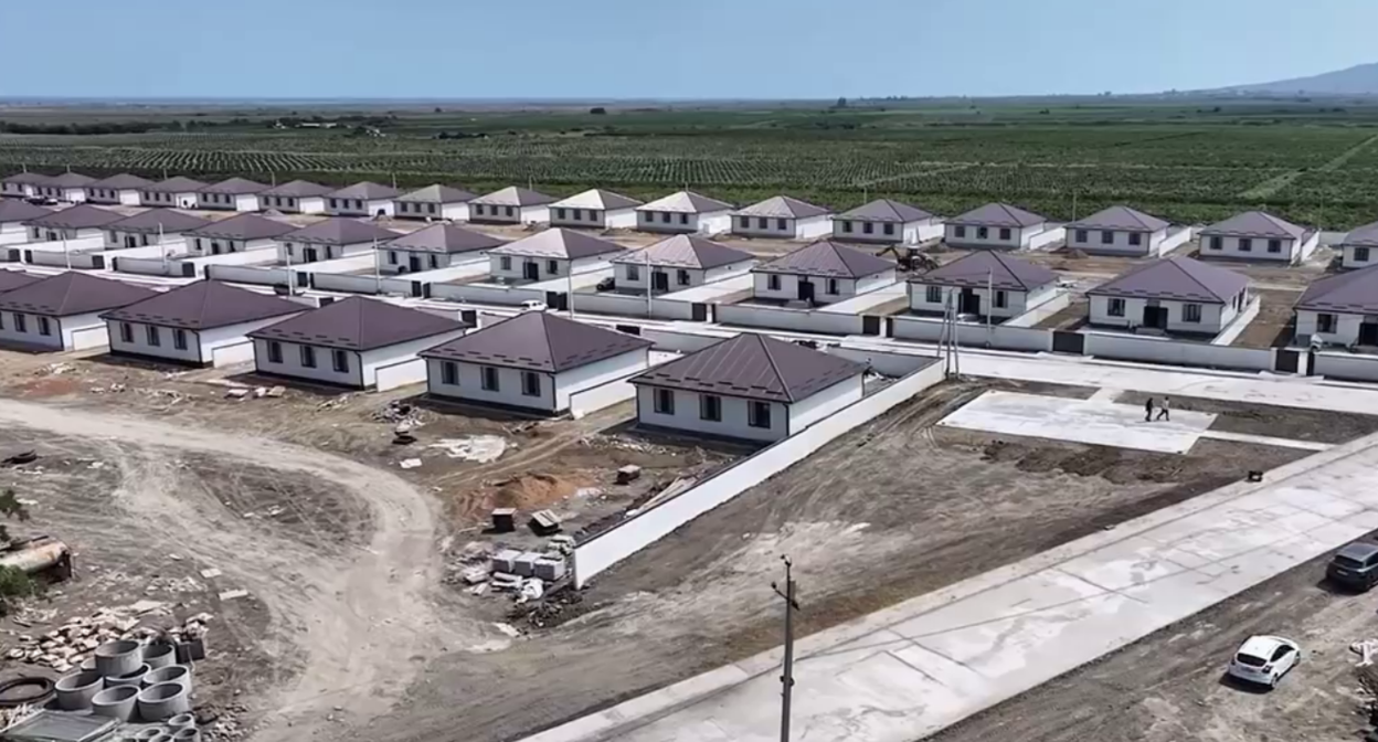 New microdistrict in Mamedkala. A still from the video of the Derbent district administration from 26.08.26, https://t.me/glava_derbent_rayona/1695 New microdistrict in Mamedkala. A still from the video of the Derbent district administration from 26.08.26, https://t.me/glava_derbent_rayona/1695