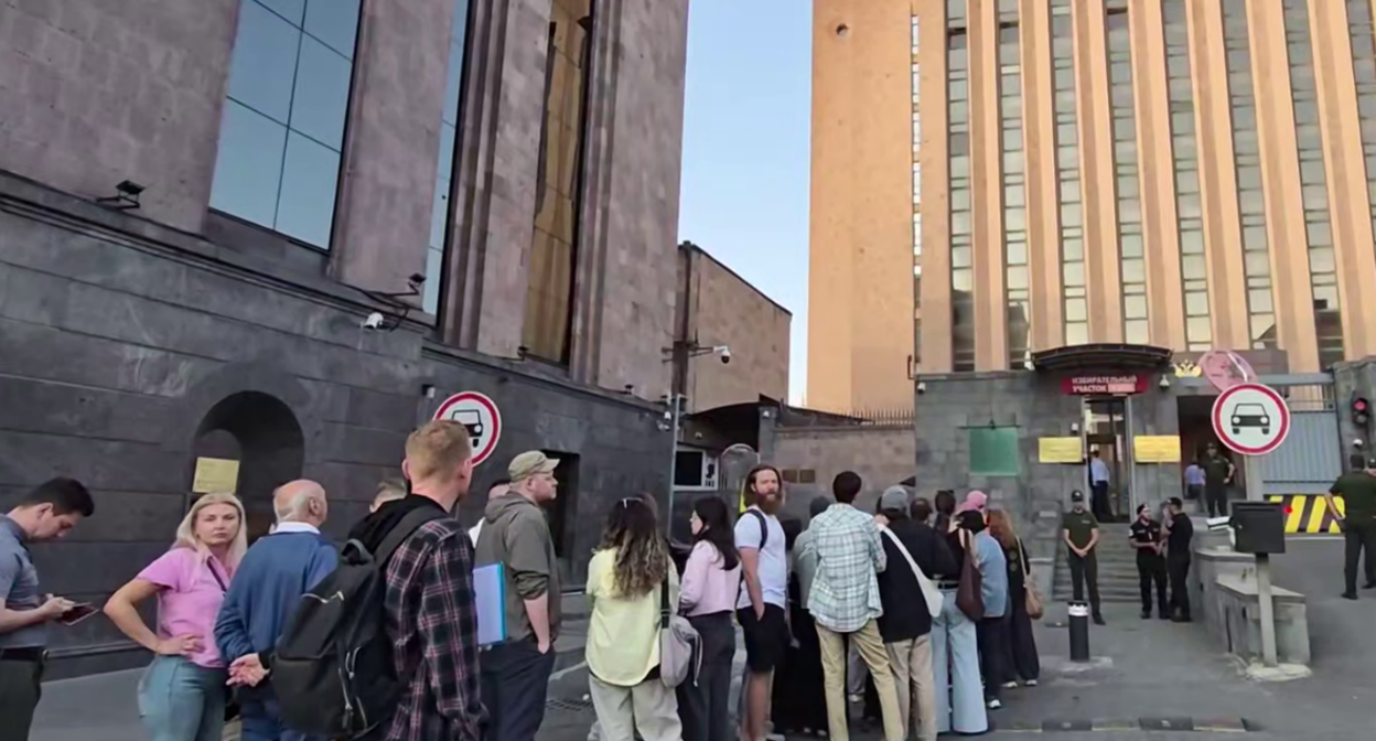 Queue in Yerevan. Frame from the video "Izvestia" from 20.09.26, https://t.me/izvestia/251758. Queue in Yerevan. Frame from the video "Izvestia" from 20.09.26, https://t.me/izvestia/251758.