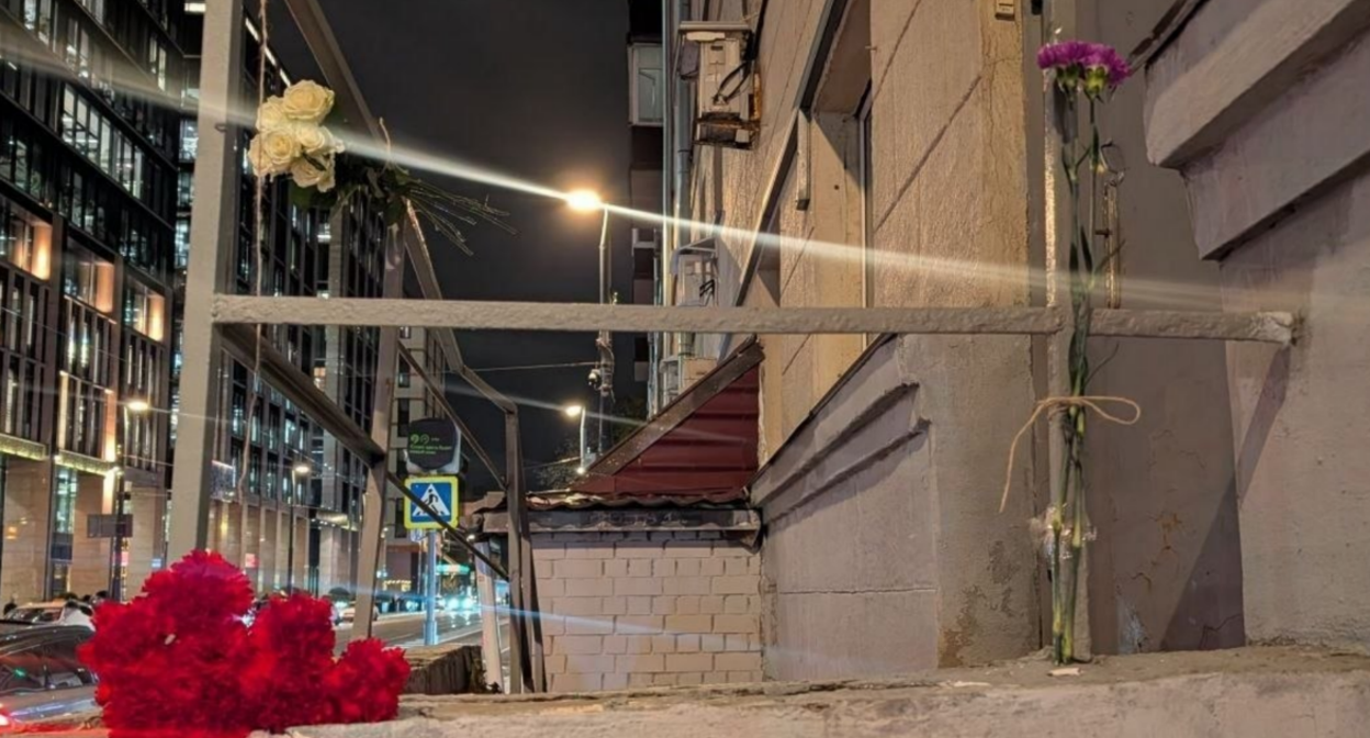 The entrance to Anna Politkovskaya's house, photo "Slovo Zashchity" from 08.10.26, https://t.me/endoflaw/3968. The entrance to Anna Politkovskaya's house, photo "Slovo Zashchity" from 08.10.26, https://t.me/endoflaw/3968.