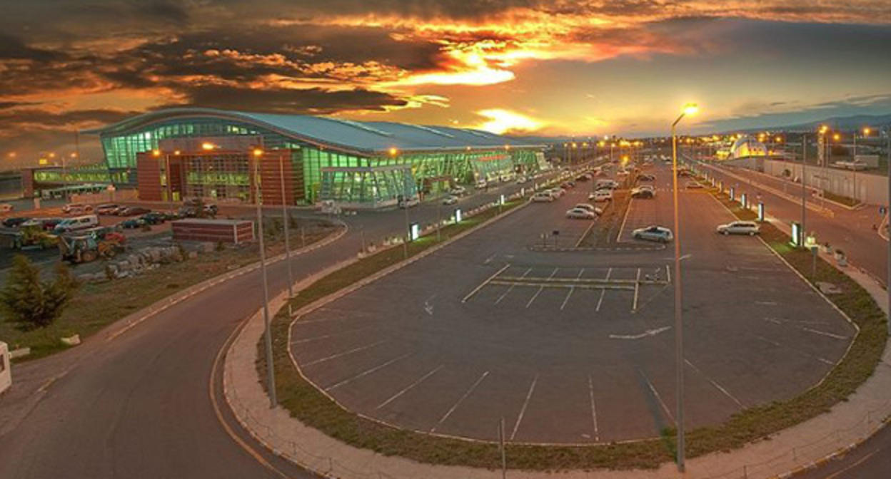 Tbilisi Airport. Photo: Gmaisuradze15. https://ru.wikipedia.org/ Tbilisi Airport. Photo: Gmaisuradze15. https://ru.wikipedia.org/