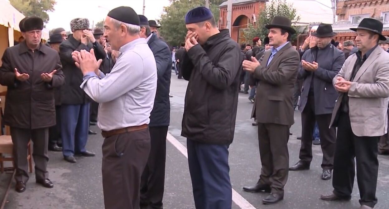 Participants of the funeral of the theologian Sultan Belkhoroev, October 11, 2017. Photo: screenshot from the video https://www.youtube.com/watch?v=kxmeX4HjhWg Participants of the funeral of the theologian Sultan Belkhoroev, October 11, 2017. Photo: screenshot from the video https://www.youtube.com/watch?v=kxmeX4HjhWg